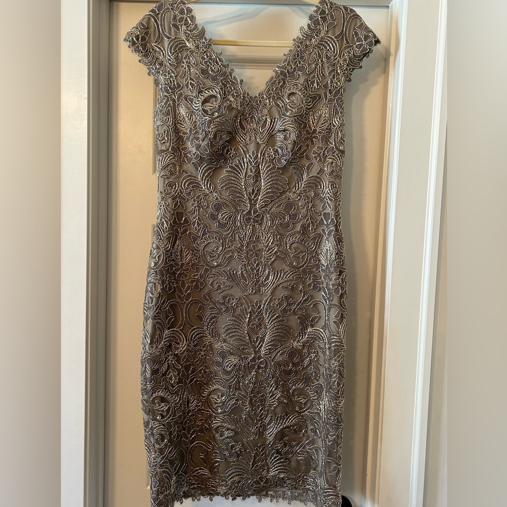 Tadashi Shoji Embroidered Lace V-Neck Dress Women’s Size 10